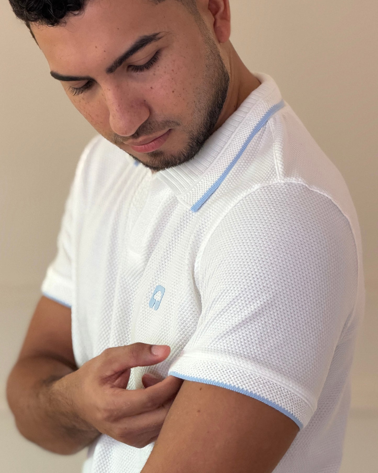 Polo textura Marfil con cuello y puños Jacquard diseño— Ceiba