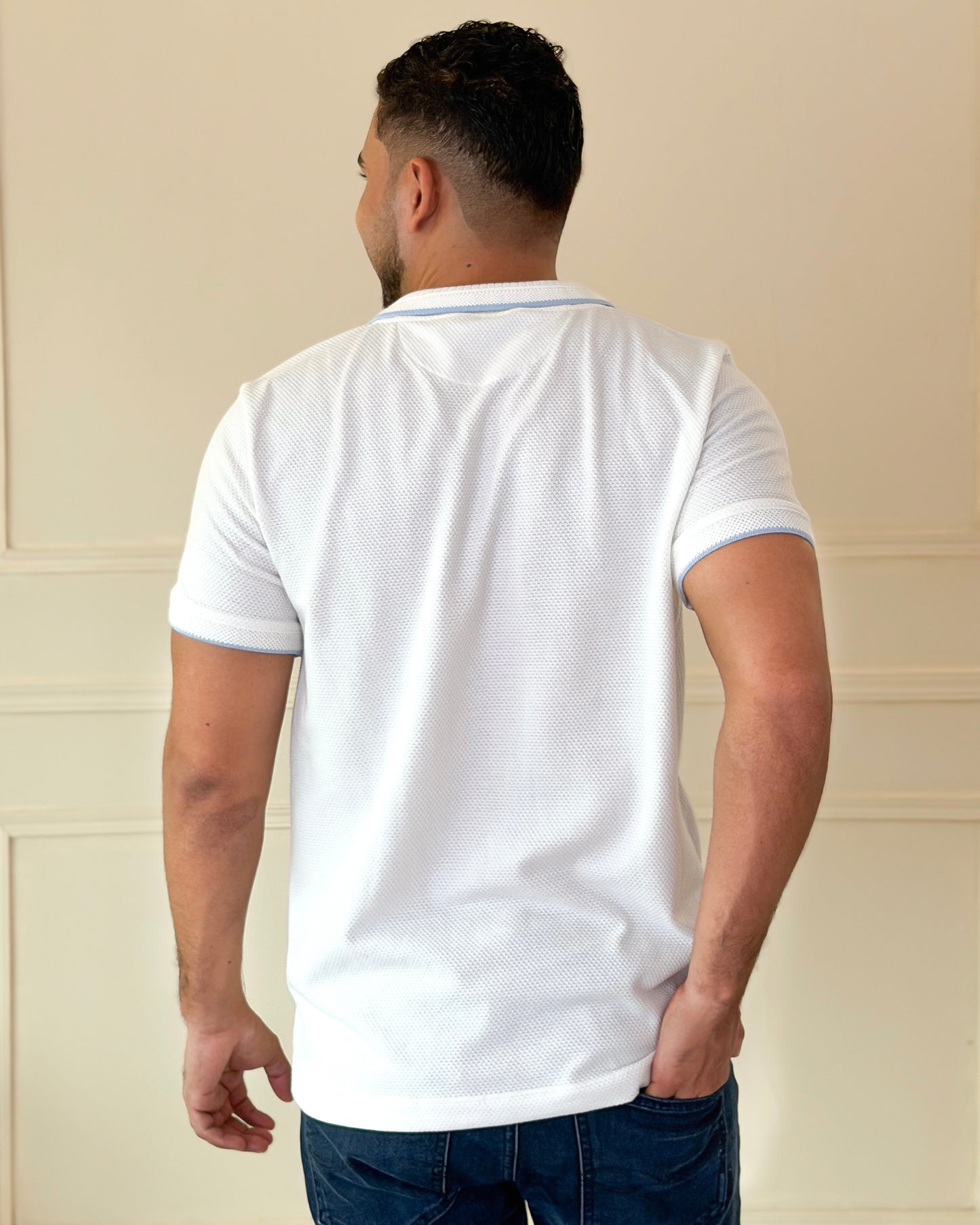 Polo textura Marfil  con cuello y puños Jacquard diseño— Ceiba
